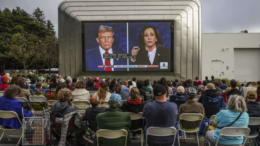 V številnih barih ali pa tudi na prostem, denimo pred muzejem umetnosti Berkeley v San Franciscu, so Američani spremljali soočenja Harrisove in Trumpa. To soočenje bi utegnilo imeti velik vpliv na izid volitev. Foto: AP