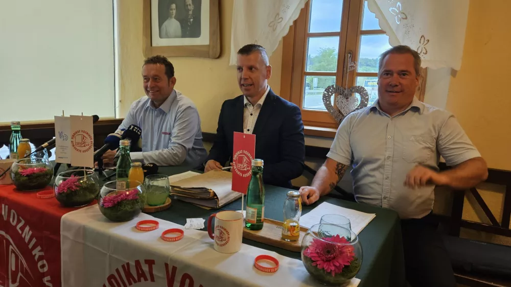 Sindikalni predstavniki voznikov avtobusov (z leve Dušan Vidovič, Damjan Volf, Dejan Osterman) opozarjajo na nevzdržne razmere, zaradi katerih se lahko javni potniški promet tudi ustavi. Foto: Veronika Rupnik Ženko