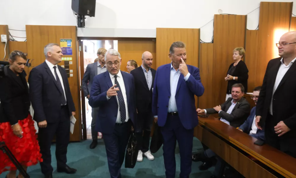 Velenjski mestni svetniki in svetniki občine Šoštanj so se sestali na izredni seji. Pridružili so se jim tudi Bojan Kumer, minister za okolje, podnebje in energijo, Matjaž Han, minister za gospodarstvo, turizem in šport, ter Aleksander Jevšek, minister za kohezijo in regionalni razvoj, in vsi pomembni igralci v slovenski energetiki. Foto: Bojan Velikonja