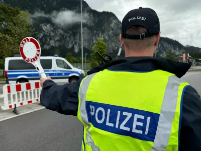 German police conduct random checks at border with Austria, soon to be introduced at all land frontiers in Kiefersfelden, Germany, September 10, 2024.   REUTERS/Ayhan Uyanik