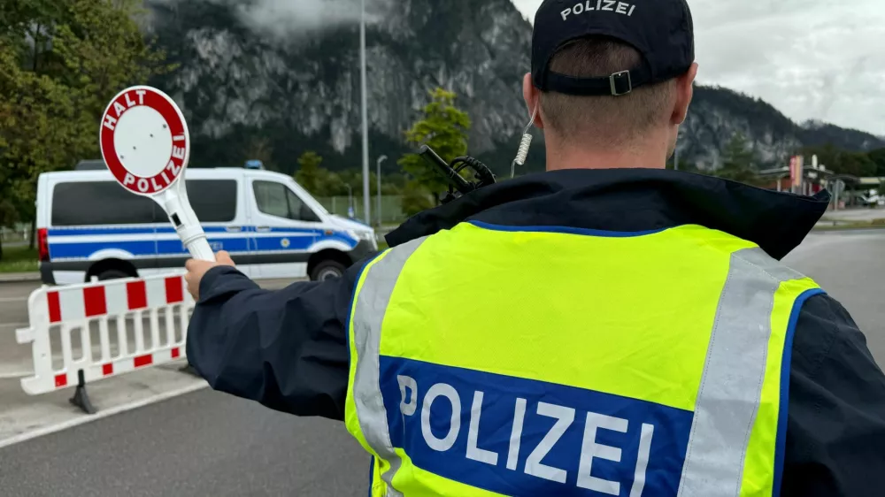 German police conduct random checks at border with Austria, soon to be introduced at all land frontiers in Kiefersfelden, Germany, September 10, 2024.   REUTERS/Ayhan Uyanik