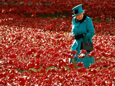 FILE PHOTO: Britain's Queen Elizabeth walks through a field of ceramic poppies that form part of the art installation "Blood Swept Lands and Seas of Red", at the Tower of London in London October 16, 2014. REUTERS/Luke MacGregor/File Photo / Foto: Luke Macgregor