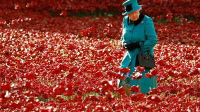 FILE PHOTO: Britain's Queen Elizabeth walks through a field of ceramic poppies that form part of the art installation "Blood Swept Lands and Seas of Red", at the Tower of London in London October 16, 2014. REUTERS/Luke MacGregor/File Photo / Foto: Luke Macgregor