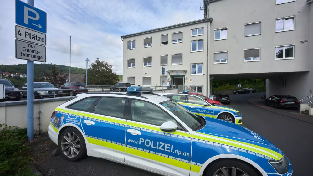 06 September 2024, Rhineland-Palatinate, Linz am Rhein: Police vehicles are parked outside the police station after an attack. Investigators believe that the attack on the police station by a man armed with a machete was Islamist-motivated. Photo: Thomas Frey/dpa