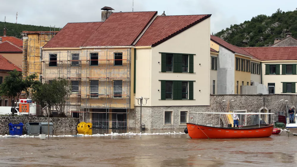 Zaradi obilnih padavin je poplavilo hrvaško mesto Obrovac v bližini Novigradskega morja.