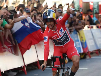 Cycling - Vuelta a Espana - Stage 21 - Madrid to Madrid - Spain - September 8, 2024 Red Bull - Bora - Hansgrohe's Primoz Roglic celebrates after winning the Vuelta a Espana REUTERS/Isabel Infantes