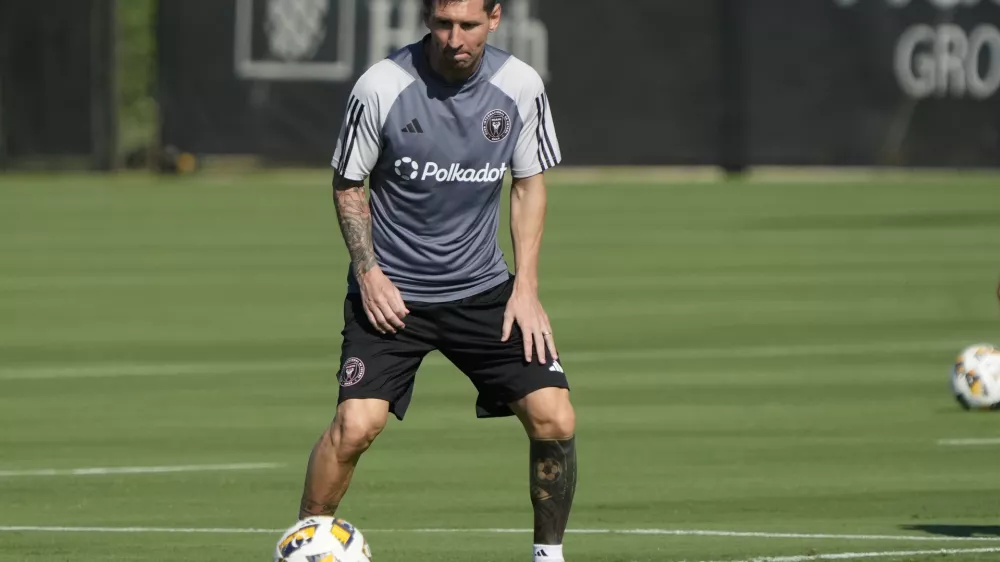 Inter Miami forward Lionel Messi works out with teammates at the MLS soccer team's training facility, Friday, Sept. 13, 2024, in Fort Lauderdale, Fla. (AP Photo/Wilfredo Lee)