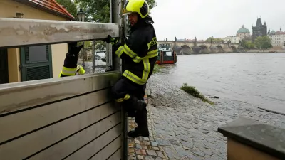 Firefighters assemble a water barrier in the medieval Kampa district to prevent flood water from spilling into streets, in Prague, Czech Republic, September 13, 2024. REUTERS/David W Cerny