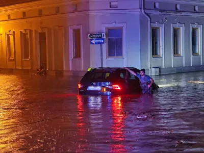 14 September 2024, Austria, Zwettl: A man leans on a car submerged in flood water. Due to heavy rainfall, the whole of Lower Austria was declared a disaster area on 15 September. Photo: Doku-Nö/APA/dpa