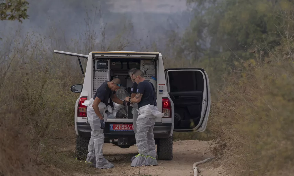 15 September 2024, Israel, Lod: An Israeli forensic police unit arrives to work on pieces of the ballistic missile fired at Israel from Yemen early on 15 September. The surface-to-surface missile came from the east and landed in an open area, the Israeli army reported. Earlier in the morning, warning sirens had sounded in the centre of the country. Photo: Ilia Yefimovich/dpa