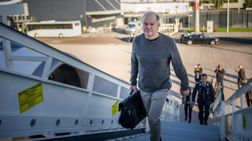 15 September 2024, Brandenburg, Schönefeld: German Chancellor Olaf Scholz boards a plane for a three-day trip to Central Asia. Scholz is visiting two of the five former Soviet republics of Central Asia, Uzbekistan and Kazakhstan, for the first time. His first stop is the more than 2,500-year-old Uzbek oasis city of Samarkand on the Silk Road. Photo: Michael Kappeler/dpa