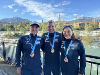 Kajakaš Peter Kauzer (levo), kanuist Benjamin Savšek (v sredini), kajakašica Eva Terčelj (desno). 