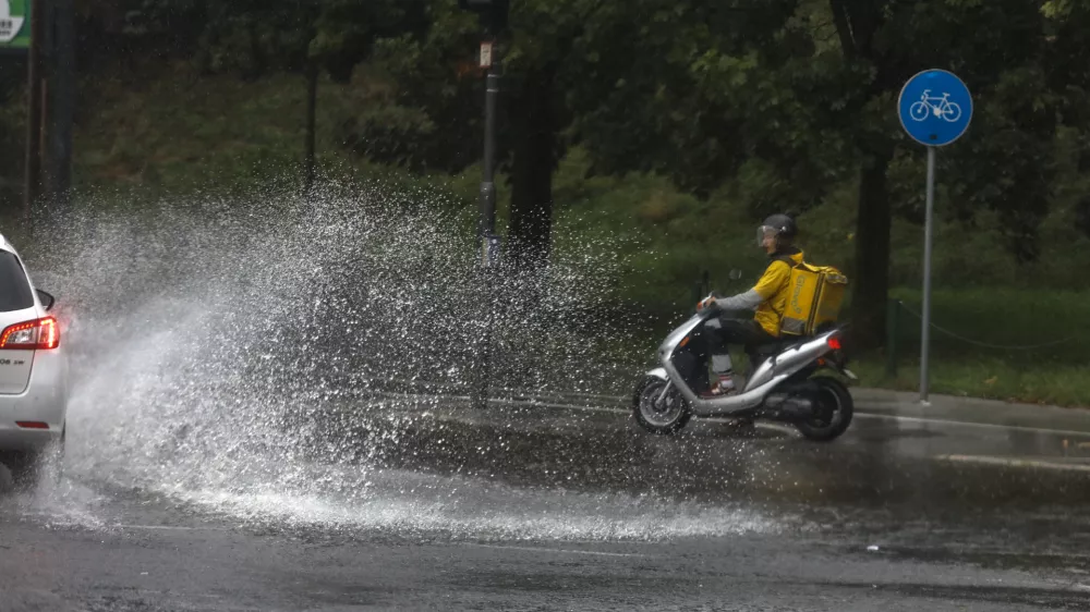 Pazimo, da z avtom ne “zaplavamo”, in tudi na ljudi okoli sebe, da jih ne “zalijemo”. Foto: Luka Cjuha