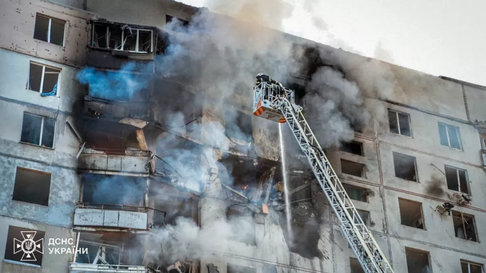 Firefighters work at a site of a Russian air strike, amid Russia's attack on Ukraine, in Kharkiv, Ukraine September 15, 2024. Press service of the State Emergency Service of Ukraine/Handout via REUTERS ATTENTION EDITORS - THIS IMAGE HAS BEEN SUPPLIED BY A THIRD PARTY.