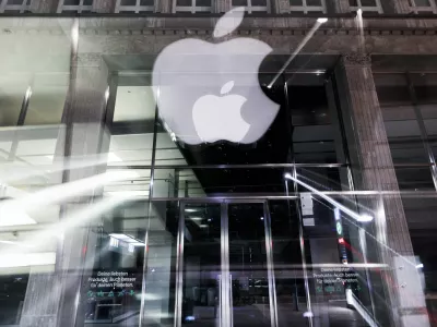 FILED - 01 May 2023, Hamburg: The logo of the US technology company Apple is seen at night at the Apple Store Jungfernstieg in the city center. Photo: Christian Charisius/dpa