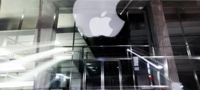 FILED - 01 May 2023, Hamburg: The logo of the US technology company Apple is seen at night at the Apple Store Jungfernstieg in the city center. Photo: Christian Charisius/dpa