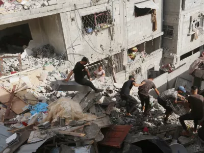 16 September 2024, Palestinian Territories, Nuseirat: Palestinian residents conduct search and rescue operations among the rubbles of demolished house following an Israeli attack on a house at Nuseirat Refugee camp in Gaza City. Photo: Omar Ashtawy/APA Images via ZUMA Press Wire/dpa