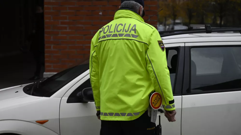 - preizkus alkoholiziranosti - alkotest, alkohol v prometu, policija - 06.12.2022 - policisti Postaje prometne policije Ljubljana vršili postopke preizkusov alkoholiziranosti voznikov v prometu na Kotnikovi ulici pred poslopjem Agencije za varnost prometa - //FOTO: Nik Erik Neubauer