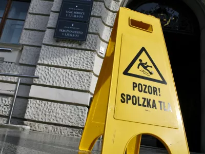 simbolična fotografija - opozorilna tabla - pozor spolzka tla - Vrhovno sodišče Republike Slovenije - Višje in Okrožno sodišče v Ljubljani, Tavčarjeva ulica 9, stavba - - pravosodje - pravo - pravičnost - pravica - pravni sistem - tožilstvo - sodna oblast - sodišča - //FOTO: Bojan Velikonja