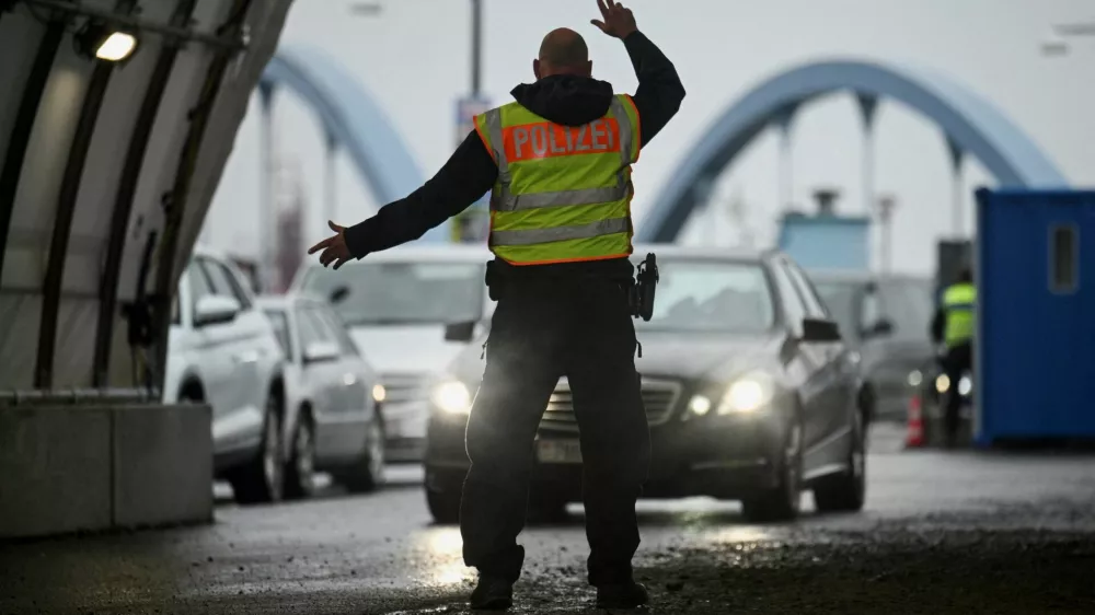 A police officer gestures to a vehicle at a checkpoint on the German-Polish border crossing "Stadtbruecke", as all German land borders are subject to random controls to protect internal security and reduce irregular migration, in Frankfurt (Oder), Germany September 16, 2024. REUTERS/Annegret Hilse   TPX IMAGES OF THE DAY