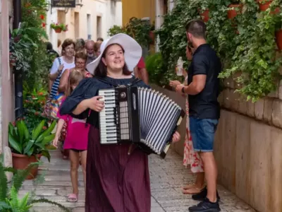 Brezplačen sprehod skozi zgodovino Poreča »La mula de Parenzo Tours«. TZ Poreč