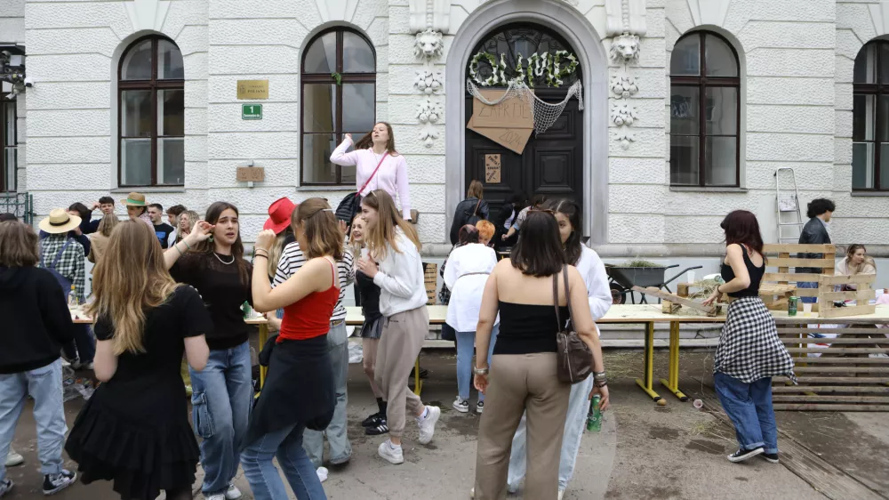 17.05.2024 - zaključek šolskega leta - maturanti - Gimnazija Poljane – veselje dijakov ob zaključku 2. ocenjevalnega obdobja in pouka za zaključne letnike v šolskem letuFOTO: Luka Cjuha