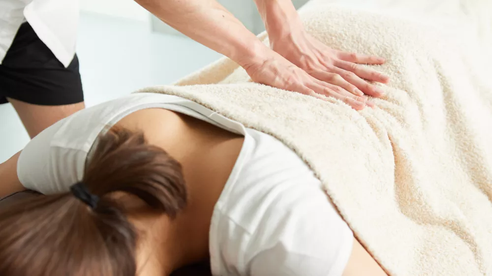 Japanese woman receiving a waist massage / Foto: Mapo