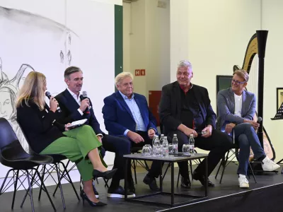 V sredini z leve: Marko Lukić, Lumar IG, Janez Vohar, Hidrokop, in Igor Oder, Hermine Wech. Ob straneh voditelja prireditve Anja Hlača Ferjančič in Antiša Korljan. Foto: Nik Erik Neubauer