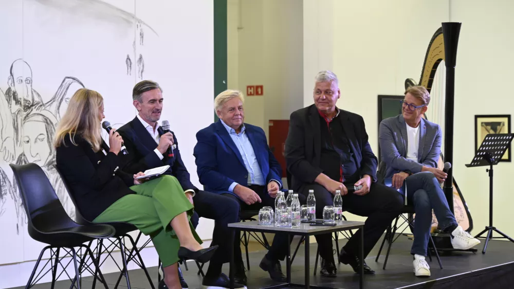 V sredini z leve: Marko Lukić, Lumar IG, Janez Vohar, Hidrokop, in Igor Oder, Hermine Wech. Ob straneh voditelja prireditve Anja Hlača Ferjančič in Antiša Korljan. Foto: Nik Erik Neubauer