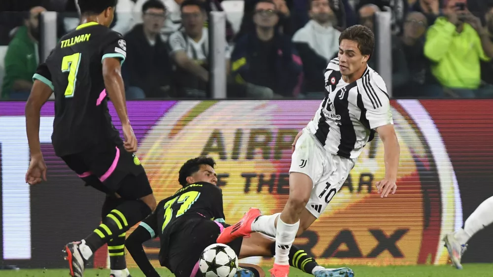 Soccer Football - Champions League - Juventus v PSV Eindhoven - Allianz Stadium, Turin, Italy - September 17, 2024 Juventus' Kenan Yildiz in action with PSV Eindhoven's Richard Ledezma and Malik Tillman REUTERS/Massimo Pinca