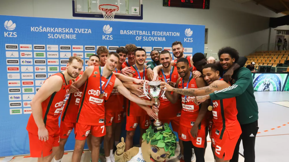 Košarkarji Cedevite Olimpije so trinajstič v zgodovini kluba osvojili slovenski superpokal. Foto: Bojan Velikonja