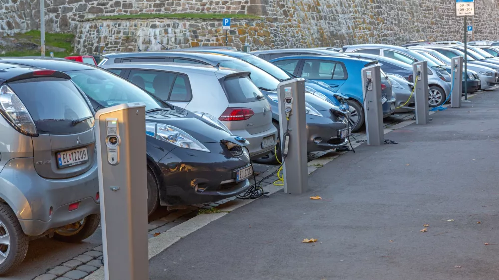 Utegne se zgoditi, da prehod na povsem električno mobilnost tudi v EU ne bo tako hiter, kot se je pričakovalo. F iStock