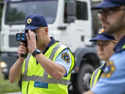 - radar - meritev hitrosti, - 13.08.2019 Spodnji Log - Vseevropska akcija Hitrost v kateri so sodelovali tudi slovenski policisti - glavni cilj akcije zmanjanje tevila prometnih nesre zaradi hitrosti - policijska kontrola policijski nadzor hitrosti na cestah - Policija //FOTO: Matjaž Rušt