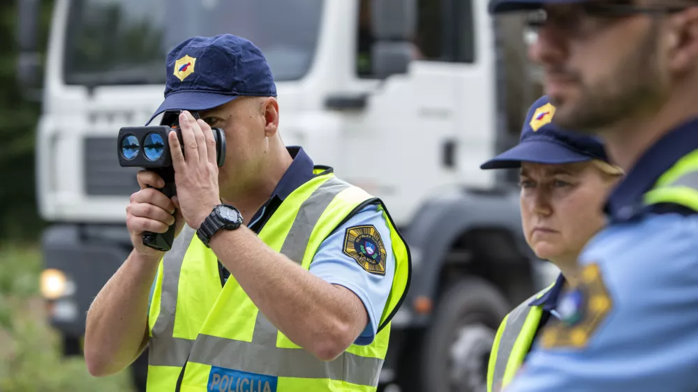 - radar - meritev hitrosti, - 13.08.2019 Spodnji Log - Vseevropska akcija Hitrost v kateri so sodelovali tudi slovenski policisti - glavni cilj akcije zmanjanje tevila prometnih nesre zaradi hitrosti - policijska kontrola policijski nadzor hitrosti na cestah - Policija //FOTO: Matjaž Rušt