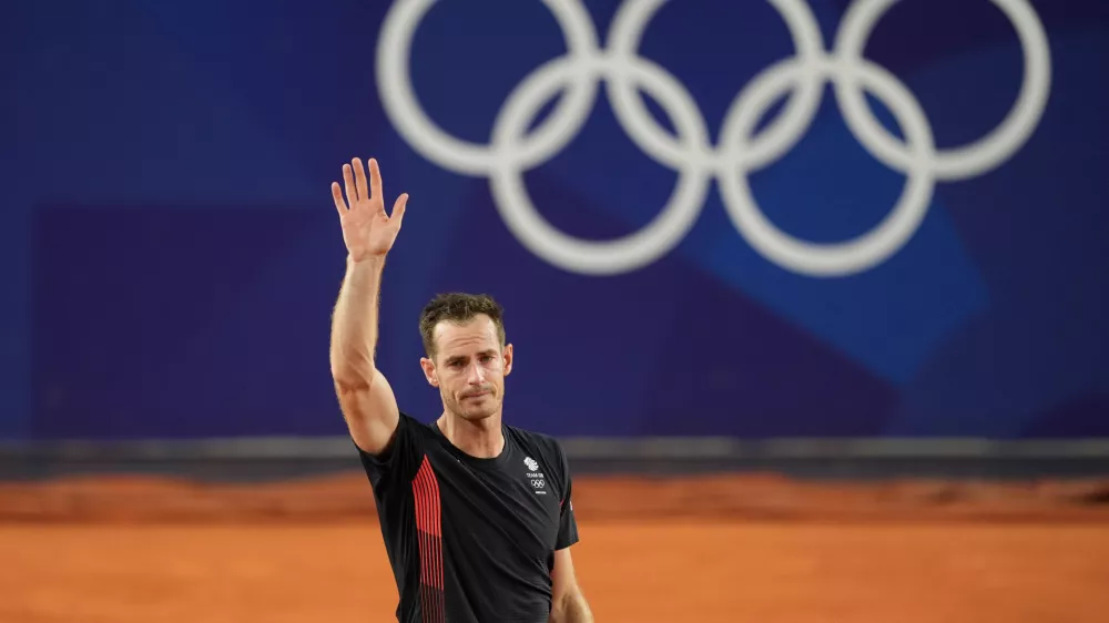 31 July 2024, France, Paris: Britain's Andy Murray waves goodbye after playing with Britain's Daniel Evans against US' Taylor Fritz and US' Tommy Paul in their men's doubles quarter-final tennis match on Court Suzanne-Lenglen at the Roland-Garros Stadium during the Paris 2024 Olympic Games. Photo: Martin Rickett/PA Wire/dpa