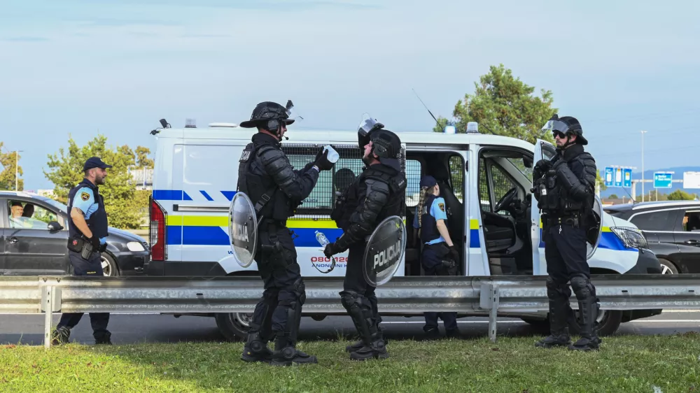 Posledice solzilca na policistih29.08.2024 NK Olimpija: FK Rijeka, kvalifikacije za Evropska konferenčna liga Foto: Nik Erik Neubauer / Foto: 