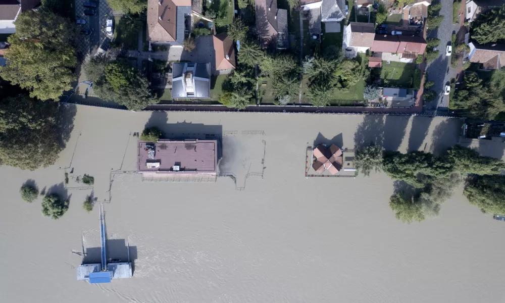 An aerial picture taken with a drone shows a flooded area and the swollen Danube River in Kisoroszi, Hungary, Wednesday, Sept. 18, 2024. (Gergely Janossy/MTI via AP) / Foto: Gergely Janossy