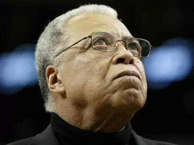 FILE PHOTO: Film star and corporate spokesman James Earl Jones reads the Star Spangled Banner before the start of the NBA game between the Dallas Mavericks and Houston Rockets in Dallas, Texas, December 2, 2004./File Photo