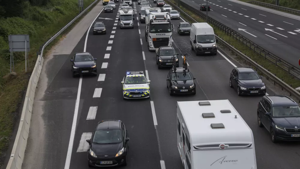 Na Darsu so že večkrat opozorili, da je zaradi križanja tranzitnega, lokalnega in dnevnega migracijskega prometa potrebna širitev ljubljanskega obroča in vpadnic. Na fotografiji zastoji na zahodni ljubljanski obvoznici. Foto: Jaka Gasar 