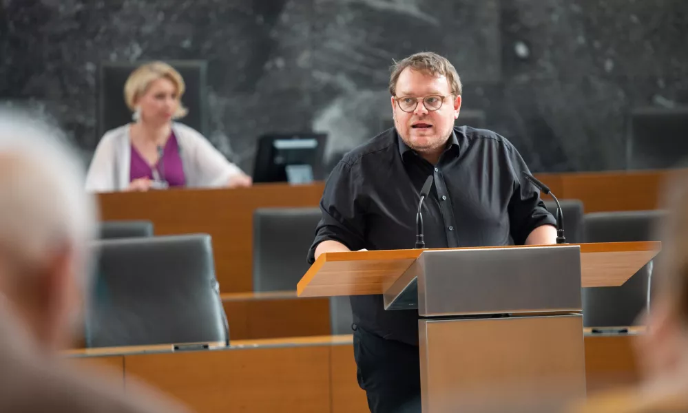 Ljubljana, DZ.Nadaljevanje redne seje DZ, na kateri so obravnavali novelo stanovanjskega zakona, predlog zakona o nujnih ukrepih za izboljsanje kadrovskih in delovnih pogojev ter zmogljivosti pri izvajalcih socialnovarstvenih storitev in dolgotrajne oskrbe ter predlog za razpis posvetovalnega referenduma o noveli zakona o parlamentarni preiskavi.Minister za solidarno prihodnost Simon Maljevac. / Foto: Bostjan Podlogar/sta