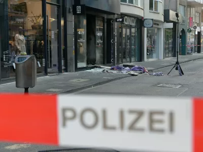 18 September 2024, Cologne: Shards and pieces of clothing lie in front of a store on Ehrenstrasse in Cologne following another explosion in the city center early Wednesday morning. According to police reports, the detonation occurred at a clothing store around 5:00 a.m., with no injuries reported. This follows a previous explosion at a Cologne discotheque on Monday, which left a 53-year-old man slightly injured. Photo: Henning Kaiser/dpa