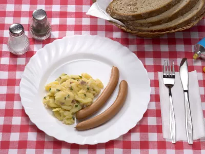 Set Frankfurter Wuerstchen with potato salad and bread basket / Foto: Duke_lumen