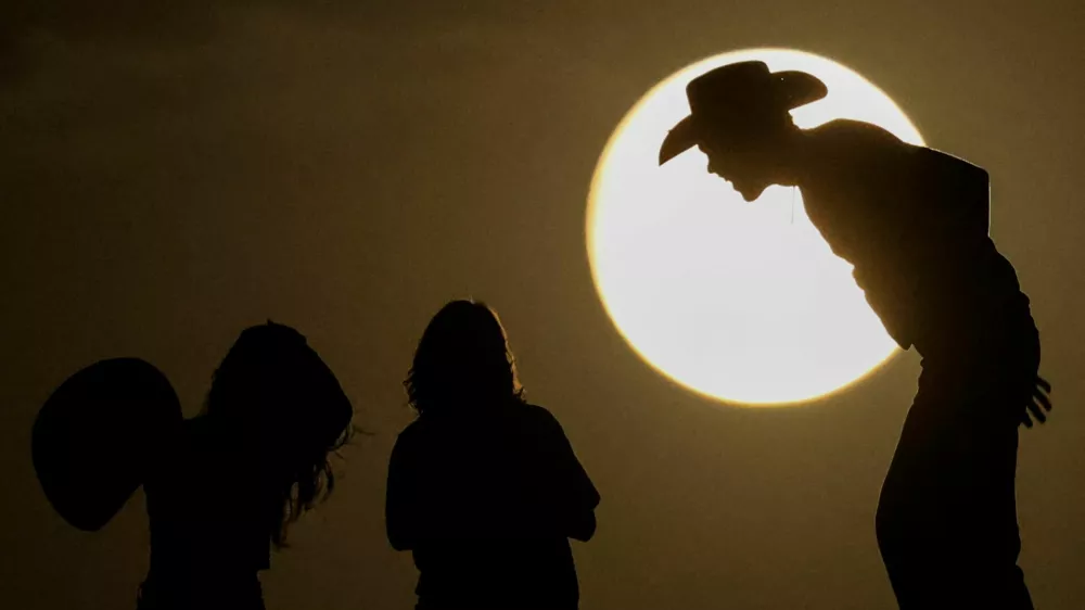 People watch the full moon on the day of the lunar eclipse at the Samalayuca Dunes on the outskirts of Ciudad Juarez, Mexico, September 17, 2024. REUTERS/Jose Luis Gonzalez   TPX IMAGES OF THE DAY