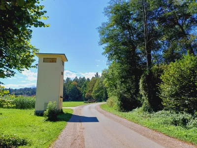 Enega od zadrževalnikov na Sorški reki naj bi postavili ob cesti Pot v puškarno. Foto: Tina Jereb