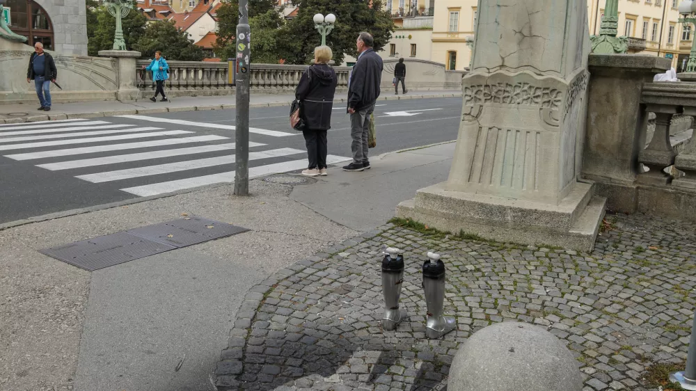 19.9.2024 - Umetniška intervencija - Zmajski most - škornji - sencaFOTO: Luka Cjuha