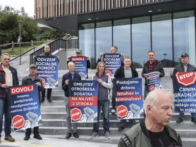 - 19.09.2024 - V Kulturnem domu v Škocjanu je bila seja Medresorske vladne komisije za urejanje položaja Romov, medtem bo pred kulturnim domom tudi protestni shod//FOTO: Jaka Gasar