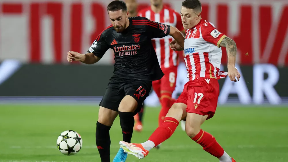 Soccer Football - Champions League - Crvena Zvezda v Benfica - Rajko Mitic Stadium, Belgrade, Serbia - September 19, 2024 Crvena Zvezda's Bruno Duarte in action with Benfica's Orkun Kokcu REUTERS/Marko Djurica