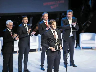 Priznanje zlata gazela 2018 je prevzel Simon Mesec iz Meborja. V ozadju so še (z leve) predsednik Sveta Gazela Mirko Strašek, predsednik vlade Marjan Šarec ter tretje- in drugouvrščeni Robert Medle iz bronaste gazele Roletarstvo Medle in Marino Furlan iz srebrne gazele Intra lighting.