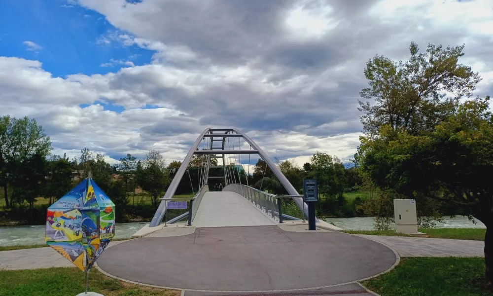 Na novi brvi čez Savo Medvoški lok so letos do sredine septembra našteli že več kot 58.000 kolesarjev. Foto:  Tina Jereb