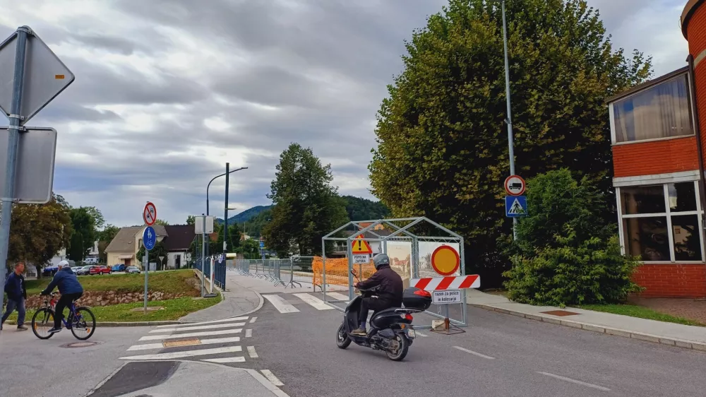 V lanski ujmi močno poškodovan most čez Soro ostaja zaprt za promet, kakšna bo tamkajšnja ureditev po obnovi, pa še ni znano. Foto:  Tina Jereb